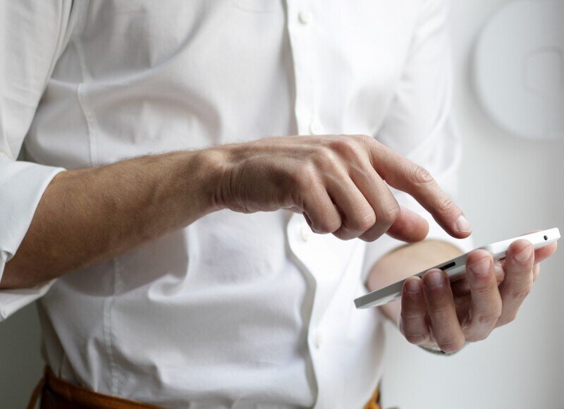 Man met smarthphone